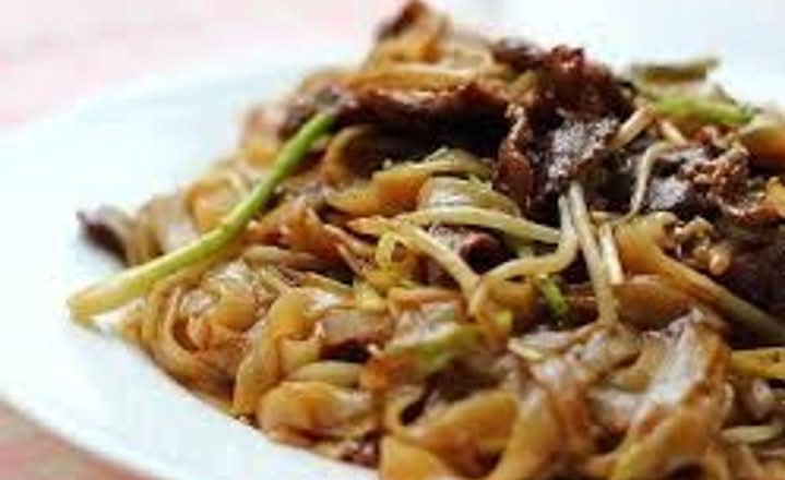 干炒牛河Dry Fried Beef in Rice Noodles w Bean Sprouts